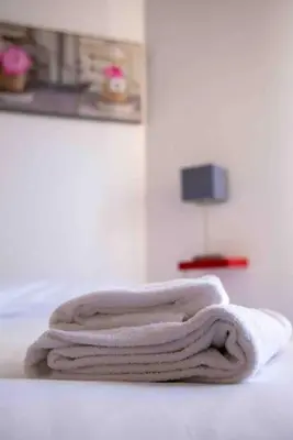 a pile of towels sitting on top of a bed at Sublime 4 pièces quartier des Musiciens in Nice