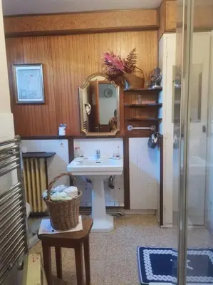 a bathroom with a sink and a mirror at Maison traditionnelle sur les collines Niçoises in Nice