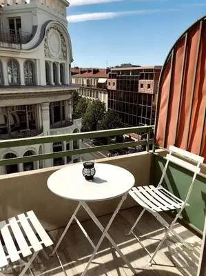 a white table and two chairs on a balcony at Studio refait neuf Centre-ville in Nice