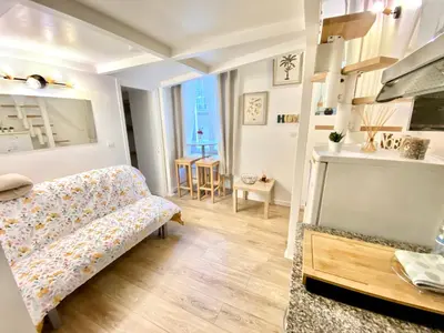 a small living room with a bed and a table at Petit cocon en duplex - Centre-ville & plage à 2 minutes in Nice