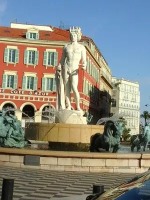 a statue of a man in front of a building at Studio Climatisé dans villa bourgeoise in Nice