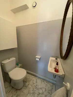 a bathroom with a toilet and a sink at Grand 2 pièces à 4mns de la plage in Cagnes-sur-Mer