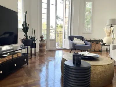 a living room with a couch and a table at Luxueux Appartement 115m2, 3 Chambres centre ville avec parking à 5 min plage -climatisation in Nice