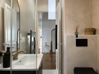 a bathroom with a sink and a mirror at Luxueux Appartement 115m2, 3 Chambres centre ville avec parking à 5 min plage -climatisation in Nice