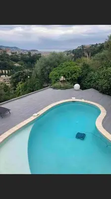 a large blue swimming pool on top of a roof at Villa avec piscine et vue magnifique sur Nice in Nice