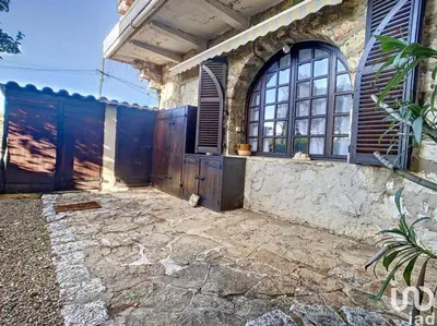 a building with a door and a window on it at Appartement 1pièce avec jardin dans Mas de Caractère in Saint-Laurent-du-Var