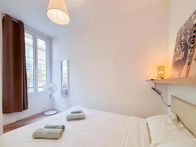 a bedroom with a bed with two towels on it at Cosy 2 pieces rénové, Proche mer, 4 pers in Nice