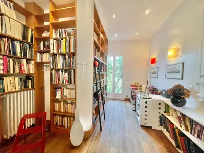a library with book shelves filled with books at Souvenir à jamais ! in Nice