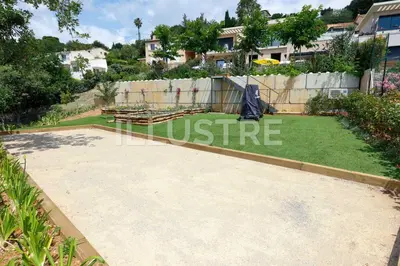 a backyard with a fence and a grass yard at Villa Vue Mer, Piscine & Plage à 6Min in Cagnes-sur-Mer