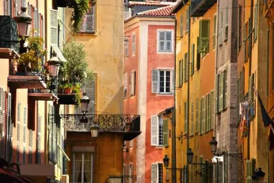 a group of buildings in a narrow street at Studio à louer au cœur du Carré d or à Nice, rue Dalpozzo à 150 mètres des plages in Nice
