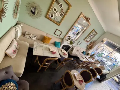 a living room with a couch and a table at Studio à louer au cœur du Carré d or à Nice, rue Dalpozzo à 150 mètres des plages in Nice