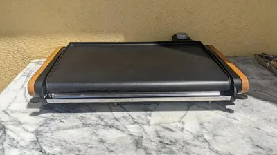 a briefcase sitting on a table next to a wall at 3 pièces dans villa avec piscine in Nice