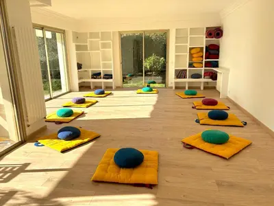 a room with many meditation mats on the floor at Appartement en rez de jardin dans villa à Nice in Nice