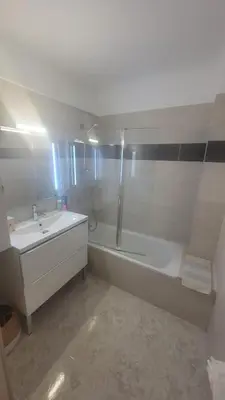 a white bathroom with a tub and a sink at Magnifique appartement Bas Gairaut aperçu mer in Nice