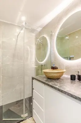 a bathroom with a sink and a glass shower at Vue mer et montagne panoramique in Nice