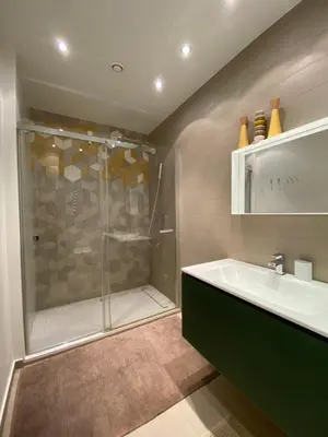 a bathroom with a shower and a sink at Villa avec piscine, Nice Centre in Nice