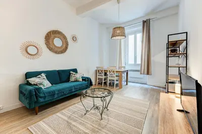 a living room with a green couch and a table at Vieille Ville - 5 pers, AC, WIFI in Nice
