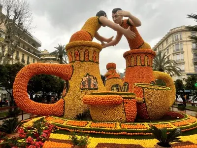 a statue of two people in a display of flowers at L'Azur Promenade in Nice