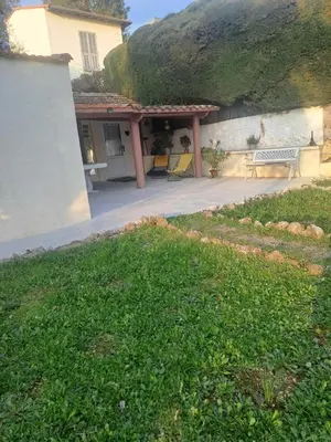 a house with a grass roof with a bench at Maison du bonheur calme et verdure in Nice