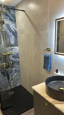 a bathroom with a sink and a shower at Studio NICE CENTRE sur Avenue Jean Medecin MER à 8 minutes de marche in Nice