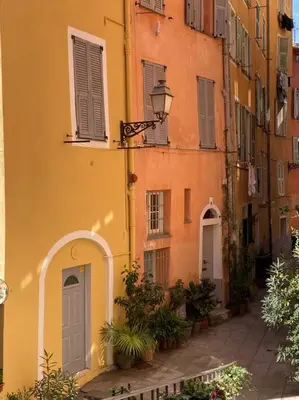 an alley in a building with doors and windows at Charmant deux pièces dans le quartier du Port in Nice