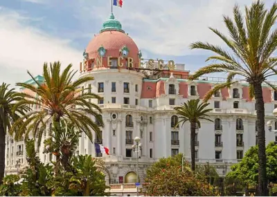 a building with a dome on top of it with palm trees at Une atypique et merveilleuse Petite maison en plein cœur de Nice, à proximité de la mer et des plages in Nice