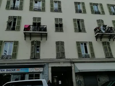 a large white building with windows and balconies at Le PETIT JEAN- CENTRAL PRES GARE ET TRAM - supermarchés - WIFI - in Nice