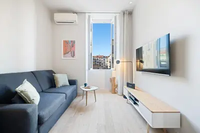 a bathroom with a shower and a toilet at Saint Jean Baptiste, studio pour 2 personnes Garibaldi, Coulée Verte in Nice