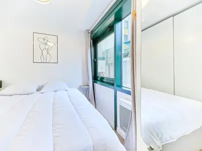 a bedroom with a bed and a window at Magnifique T2 neuf - résidence neuf- Hyper central in Nice