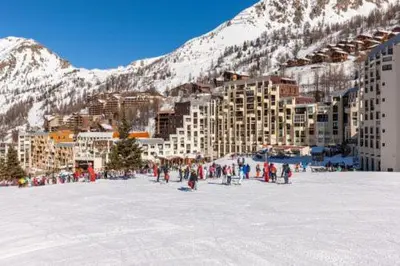a group of people in the snow in front of a mountain at Appartement dans villa Niçoise in Nice