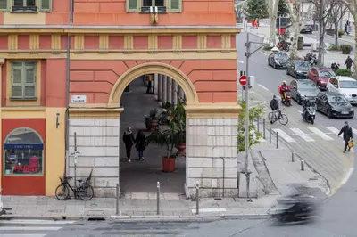 an archway in a building on a city street at Joli 2 pièces au port de Nice in Nice
