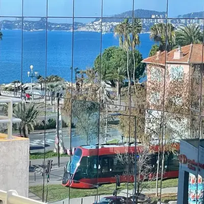 STUDIO SUR LA PROMENADE DES ANGLAIS AVEC VUE MER ORIGINALE À 40 m DE LA PLAGE