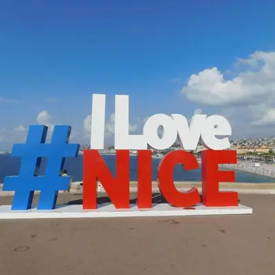 a sign that reads love me on the beach at Magenta MaMa - Comfort & Charm in Nice Carré d'Or - Near beach in Nice