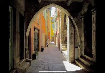 an alley with an archway in an old building at Logement Atypique in Villefranche-sur-Mer