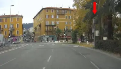 an empty street with a red arrow on a building at Bel appartement au cœur de Nice (2 chambres) in Nice