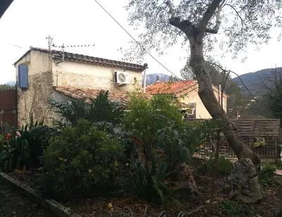 a house with a tree in front of it at Au lit, on dort in Cantaron