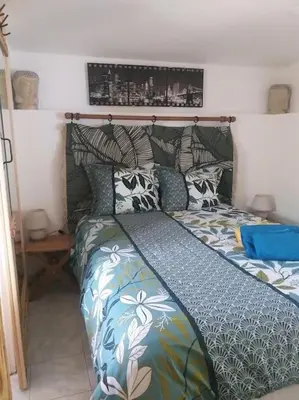 a bedroom with a large bed with pillows at Au lit, on dort in Cantaron