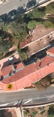 an overhead view of a street with a yellow sign at 5 mn du centre de Beaulieu. in Beaulieu-sur-Mer