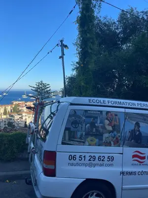 a white van parked on the side of a street at 5 mn du centre de Beaulieu. in Beaulieu-sur-Mer