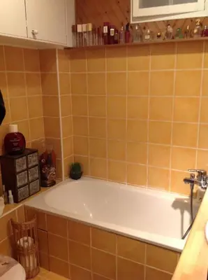 a bath tub in a bathroom with orange tiles at Charming apartment in Beaulieu sur Mer in Beaulieu-sur-Mer