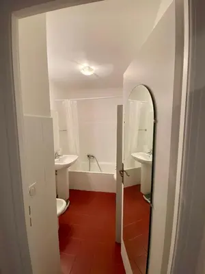a bathroom with two sinks and a tub and a toilet at 2P Cagnes Sur Mer- Proximité Plage, Parking in Cagnes-sur-Mer