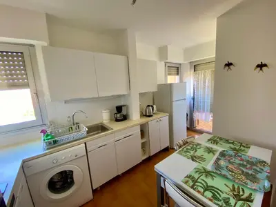 a kitchen with a washing machine and a washer at 2P Cagnes Sur Mer- Proximité Plage, Parking in Cagnes-sur-Mer