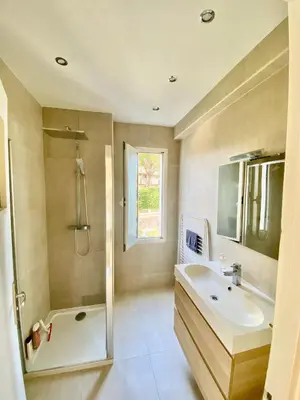 a bathroom with a sink and a shower and a tub at Grand 3 pièces avec parking à Nice Cimiez in Nice