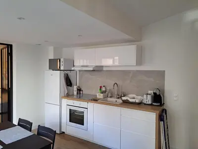 a kitchen with white cabinets and a counter top at Appartement 3 pièces à 5 minutes de la plage N7 in Saint-Laurent-du-Var
