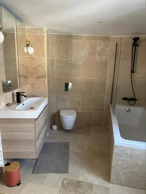a bathroom with a sink and a toilet and a shower at Villa de charme 6 Pièces avec Vue Mer sur les Hauteurs de Nice in Nice