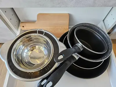 a pot and a pan sitting on top of pans at Le plein ciel Studio in Nice