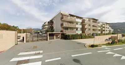 an empty parking lot in front of a building at Appartement in Carros