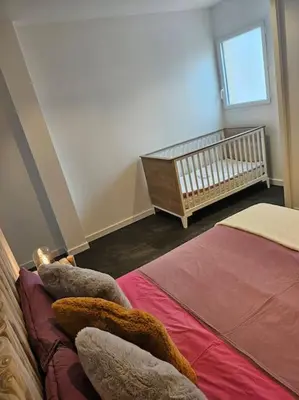 a baby room with a crib and a crib at Superbe bas de Villa au calme in Cagnes-sur-Mer