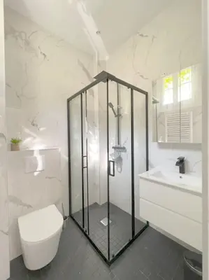 a bathroom with a shower and a toilet and a sink at Les Orangers - 3 Pièces avec terrasse arborée in Nice