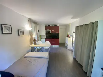 a small room with a bed and a kitchen at Nice ouest-Cosy Studio, Clim Wifi in Nice